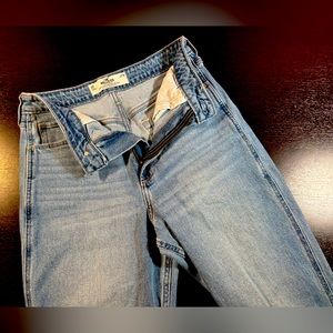 Hollister-CURVY ULTRA HIGH-RISE MEDIUM WASH MOM JEANS